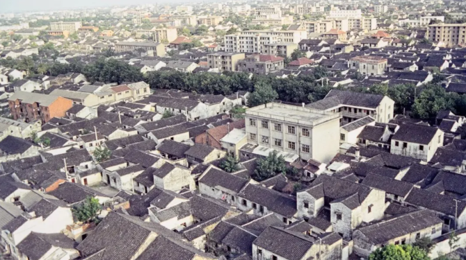 The Decline of Chongqing’s Iconic Stilted Houses: A Cultural Legacy of Resilience